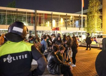 На турецком избирательном участке в Амстердаме произошла массовая драка