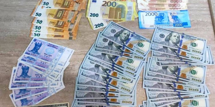 Rezultatele perchezițiilor CNA la postul vamal Bălți: Doi brokeri vamali și un agent economic au fost reținuți | VIDEO