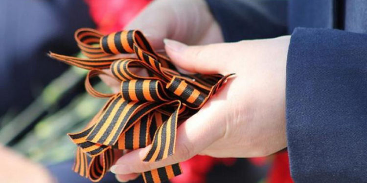 „Nu este simbolul dușmăniei, ci al memoriei și mândriei”. Cum argumentează oamenii adunați la Marșul „Regimentul Nemuritor” decizia de a purta panglica Sf. Gheorghe