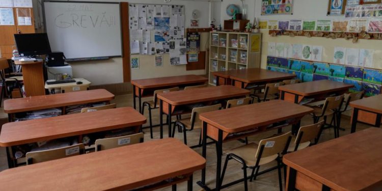 Grevă generală în învățământul din România: Promisiunile făcute de premierul Ciucă după 3 ore de negocieri cu sindicaliștii