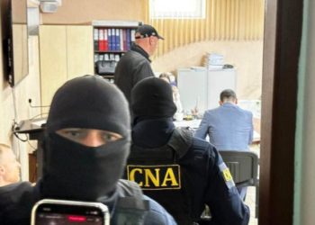 Situație tensionată la Comrat, după descinderile CNA la sediul CEC al Găgăuziei. Adunarea Populară se convoacă de urgență, iar oamenii protestează în fața instituției