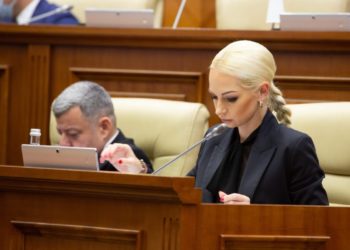 Ședința în care urma să fie examinat demersul privind schimbarea măsurii preventive a Marinei Tauber, amânată. Procurorul se afla la Parlament să ceară ridicarea imunității deputatei