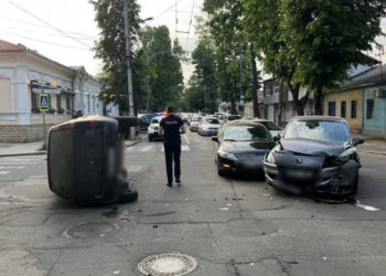 Accident în lanț, cu implicarea a trei mașini, în centrul Chișinăului. Un automobil s-a răsturnat, iar șoferul a fost rănit