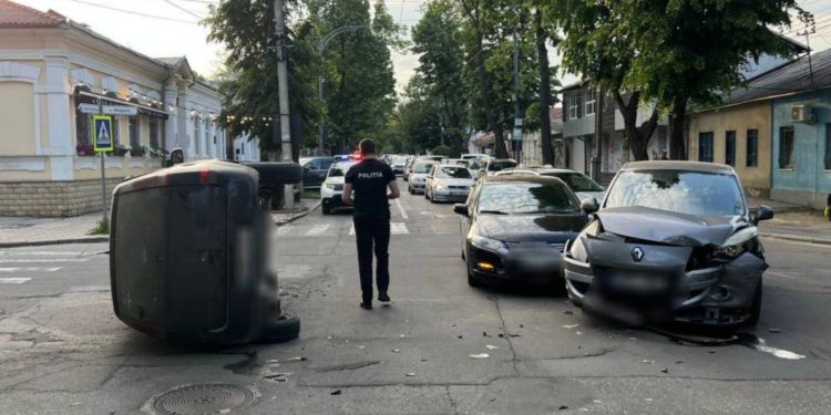 Accident în lanț, cu implicarea a trei mașini, în centrul Chișinăului. Un automobil s-a răsturnat, iar șoferul a fost rănit