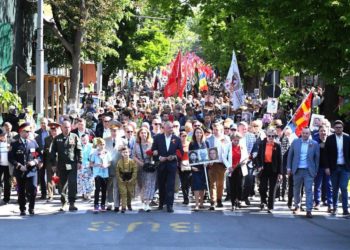 „Nu este simbolul dușmăniei, ci al memoriei și mândriei”. Cum argumentează oamenii adunați la Marșul „Regimentul Nemuritor” decizia de a purta panglica Sf. Gheorghe