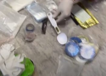 Ziua spăla mașini, noaptea vindea droguri. Narcotice de 1,5 milioane de lei, ridicate de la un tânăr de 18 ani | VIDEO