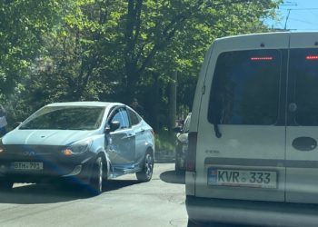 Două mașini s-au lovit pe o stradă din capitală: Circulația în zonă, îngreunată