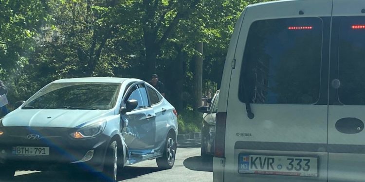 Două mașini s-au lovit pe o stradă din capitală: Circulația în zonă, îngreunată