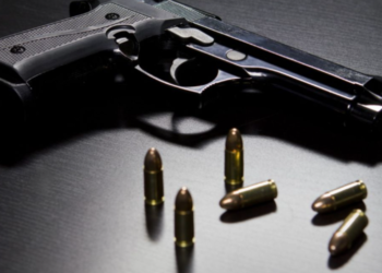 Situație tensionată la Comrat, după descinderile CNA la sediul CEC al Găgăuziei. Adunarea Populară se convoacă de urgență, iar oamenii protestează în fața instituției