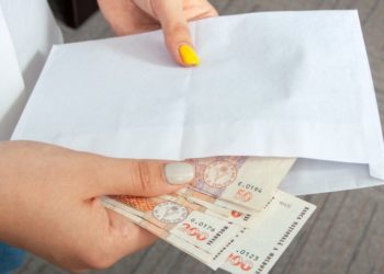 Premieră în Moldova: Ce pedeapsă a primit o mamă care ar fi colectat bani pentru un cadou profesoarei copilului său | VIDEO