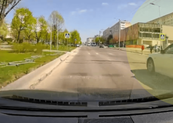 Tragediile nu învață minte pe toți! Șofer de BMW nu cedează unor copii care vor să traverseze strada la Ciocana