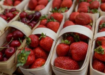 Prețuri record la cireșe și căpșuni: Cumpărătorii mai mult se uită, decât procură, iar comercianții se plâng că nu au vânzări | VIDEO