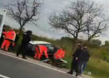 O mașină a derapat de pe traseu și a ajuns în șanț, în apropiere de Hîncești: Ambulanța și poliția, la fața locului
