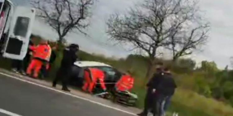 O mașină a derapat de pe traseu și a ajuns în șanț, în apropiere de Hîncești: Ambulanța și poliția, la fața locului