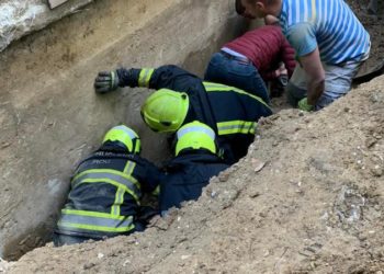 Clipe de groază pentru mai mulți muncitori, la Buiucani: Peretele unei clădiri s-a prăbușit peste ei. Salvatorii și medicii, la fața locului | VIDEO