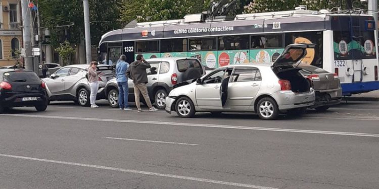 Carambol pe bulevardul Ștefan cel Mare: Patru maşini, boțite în urma unui impact