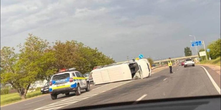 Accident grav pe traseul Chișinău-Bălți: Un microbuz de rută s-a răsturnat, după ce s-a lovit cu o maşină | VIDEO