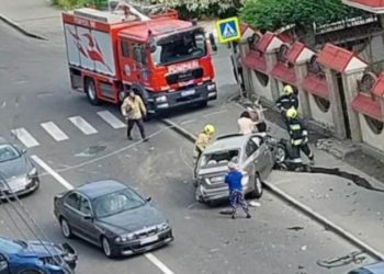 Două maşini, făcute zob, după ce s-au lovit violent pe o stradă de la Buiucani: Au intervenit salvatorii | FOTO