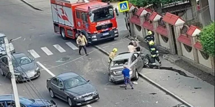 Două maşini, făcute zob, după ce s-au lovit violent pe o stradă de la Buiucani: Au intervenit salvatorii | FOTO