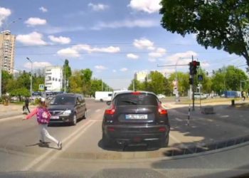 Imagini ce îţi taie respiraţia: Momentul în care o fetiță sare chiar în fața maşinilor şi traversează strada | FOTO