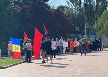 „9 Mai este Ziua Victoriei”: Protest în fața Parlamentului, împotriva proiectului PAS de a schimba data și numele sărbătorii | VIDEO