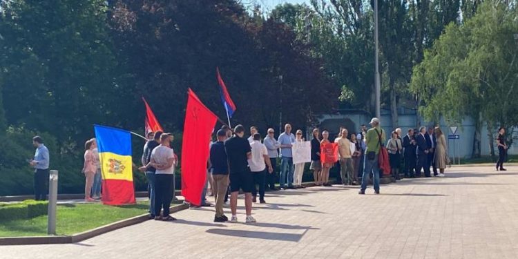 „9 Mai este Ziua Victoriei”: Protest în fața Parlamentului, împotriva proiectului PAS de a schimba data și numele sărbătorii | VIDEO