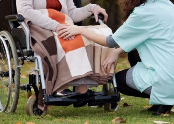 Peste 1.000 de asistenți personali din întreaga țară nu și-au primit salariul pentru luna martie: Explicațiile ministrului Muncii | VIDEO