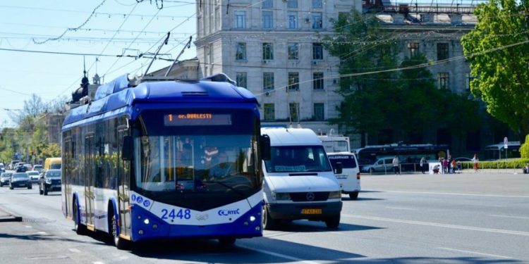 Мини-каникулы для бюджетников: как будет ходить общественный транспорт 8 и 9 мая?