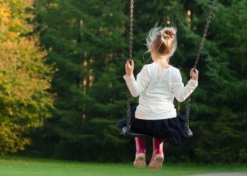 Un copil din Edineț a murit după ce a căzut din scrânciob. Tragedia a avut loc în Bălți, în timpul unei petreceri