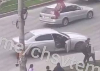 Marșul automobiliștilor s-a soldat cu pumni. VIDEO cu un individ care scoate pe altul din mașină și ia bătaie