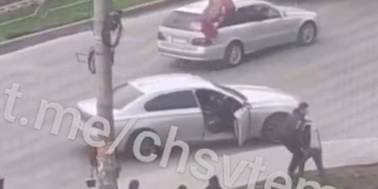 Marșul automobiliștilor s-a soldat cu pumni. VIDEO cu un individ care scoate pe altul din mașină și ia bătaie