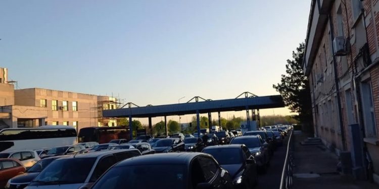 Aglomerație mare la ieșirea din țară! Zeci de moldoveni își vor petrece minivacanța în România