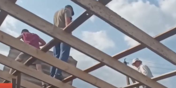 O adevărată dovadă de solidaritate și altruism: Zeci de oameni au sărit în ajutorul antrenoarei de hipism pentru a repara grajdul mistuit de flăcări | VIDEO