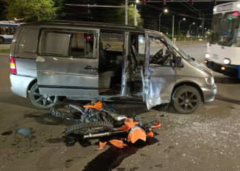 Motocicletă făcută zob la Botanica, după ce s-a ciocnit cu o mașină. Un bărbat de 20 de ani a ajuns la spital