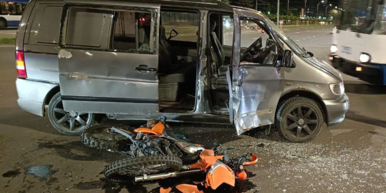 Motocicletă făcută zob la Botanica, după ce s-a ciocnit cu o mașină. Un bărbat de 20 de ani a ajuns la spital