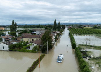 Modul dramatic în care au fost salvați doi vârstnici din Italia pe fondul inundațiilor | VIDEO