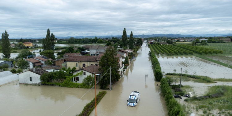 Modul dramatic în care au fost salvați doi vârstnici din Italia pe fondul inundațiilor | VIDEO