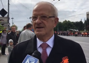 Câștig de cauză: Deputatul BCS, Eduard Smirnov, a scăpat de amenda primită pentru purtarea panglicii sf. Gheorghe de 9 Mai | VIDEO