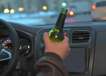 Beat criță la volan și fără permis de conducere. Un șofer de 26 de ani, surprins deplasându-se haotic