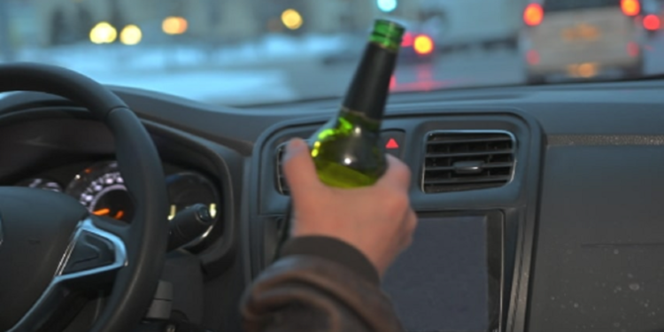 Beat criță la volan și fără permis de conducere. Un șofer de 26 de ani, surprins deplasându-se haotic