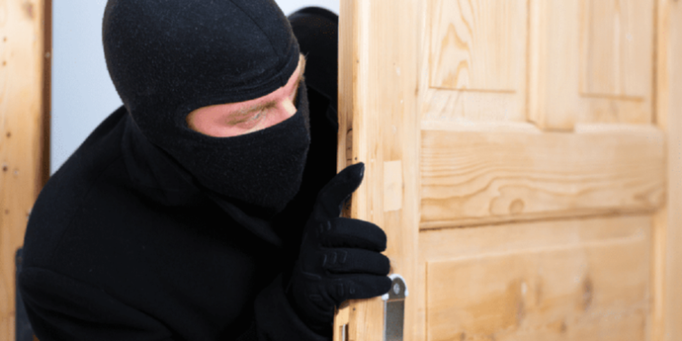 Cu cagulă pe cap, a intrat într-un magazin și a sustras obiecte de lux de peste 5 mln de lei. Făptașul, condamnat la ani grei de pușcărie