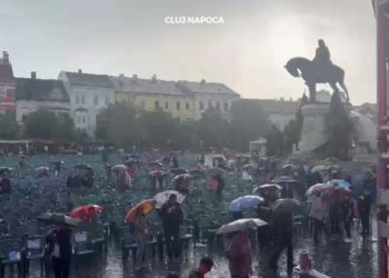 România: Ploi torenţiale şi vijelii în aproape jumătate de ţară. Oamenii au deschis geamurile să iasă apa din case