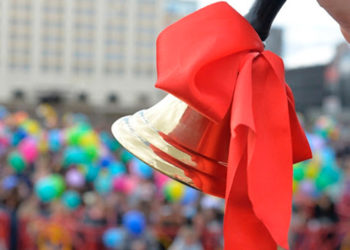 Careuri solemne cu discursuri ale profesorilor și tradiționalul vals al absolvenților. Ultimul sunet de clopoțel a răsunat astăzi în școlile din toată țara | VIDEO