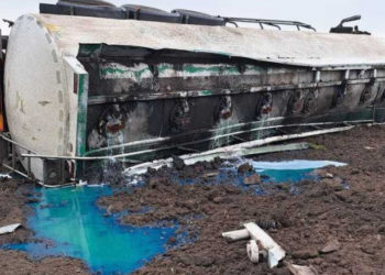 O cisternă încărcată cu motorină s-a răsturnat în Neamț. Este pericol de explozie, traficul e complet oprit