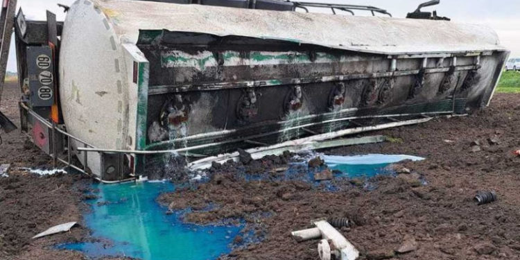 O cisternă încărcată cu motorină s-a răsturnat în Neamț. Este pericol de explozie, traficul e complet oprit