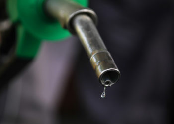 În România benzina are cel mai mic preț din ultimele luni, dar motorina n-a mai fost atât de ieftină din ianuarie 2022