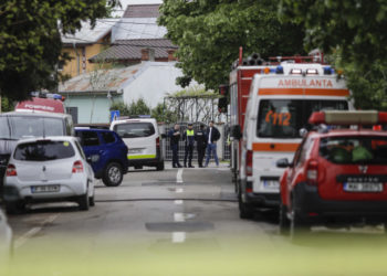 Filmul salvării fetiței pe care tatăl a ținut-o sechestrată 28 de ore. Bărbatul a fost reținut și este acuzat de trei infracțiuni