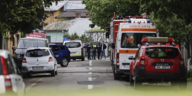 Filmul salvării fetiței pe care tatăl a ținut-o sechestrată 28 de ore. Bărbatul a fost reținut și este acuzat de trei infracțiuni