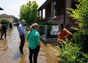 Premierul italian Giorgia Meloni și-a pus cizmele de cauciuc și a mers în zonele devastate de inundații