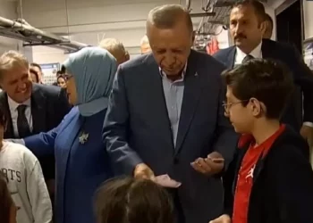 Эрдоган раздал деньги на избирательном участке